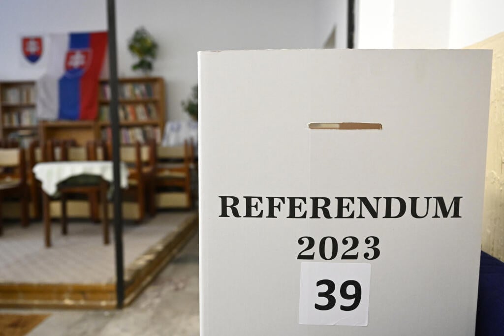 Na snímke príprava miestnosti pre nadchádzajúce referendum, ktoré sa bude konať v sobotu 21. januára 2023 v kultúrnom stredisku v Kubrici v miestnej časti mesta Trenčín 19. januára 2023. FOTO TASR - Radovan Stoklasa