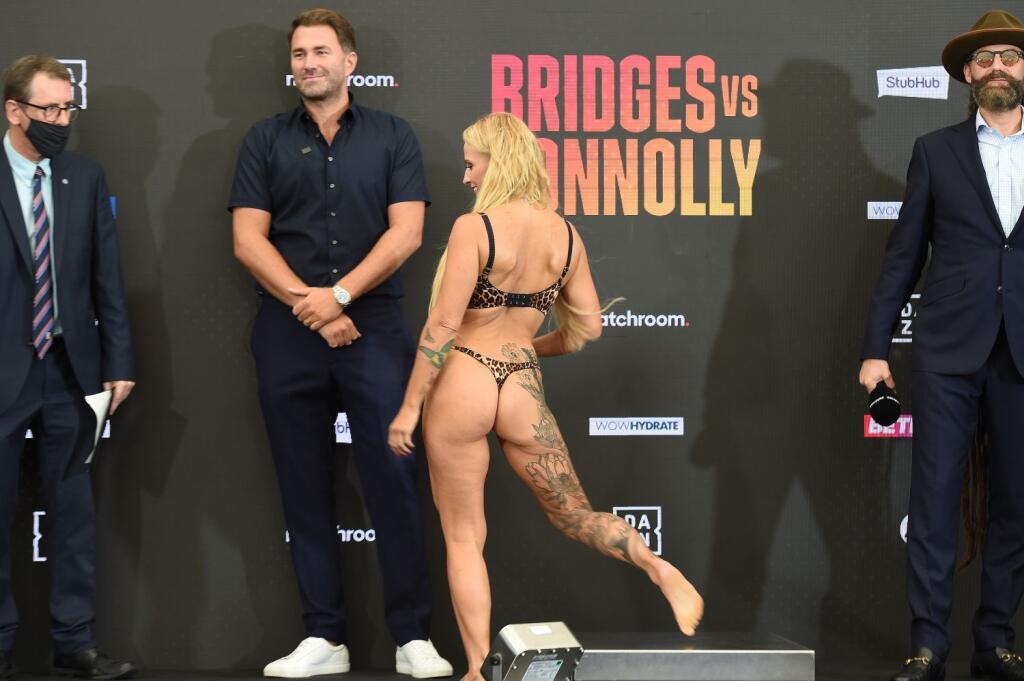 Austrálska boxerka Ebanie Bridgesová bola opäť stredobodom pozornosti a opäť za to mohli jej odhalené krivky.