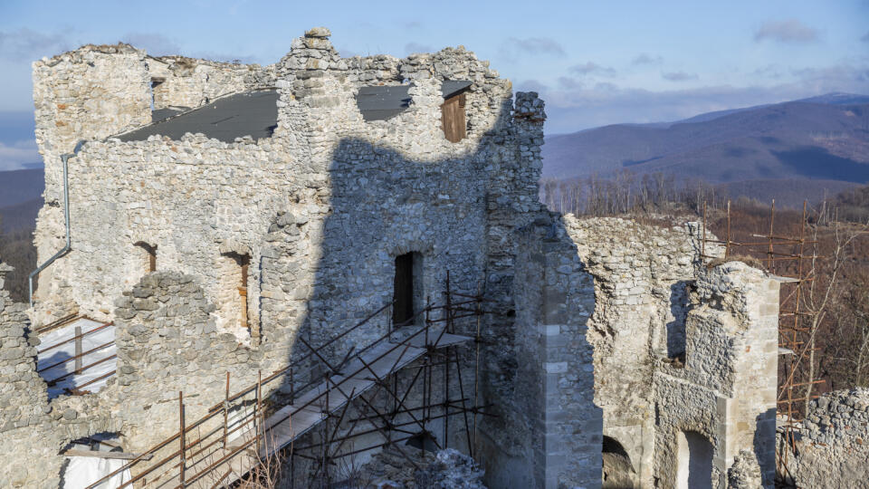 Na snímke zrúcanina hradu Tematín, ktorého prvé murované stavby boli vybudované okolo roku 1250 a pustne od roku 1710.