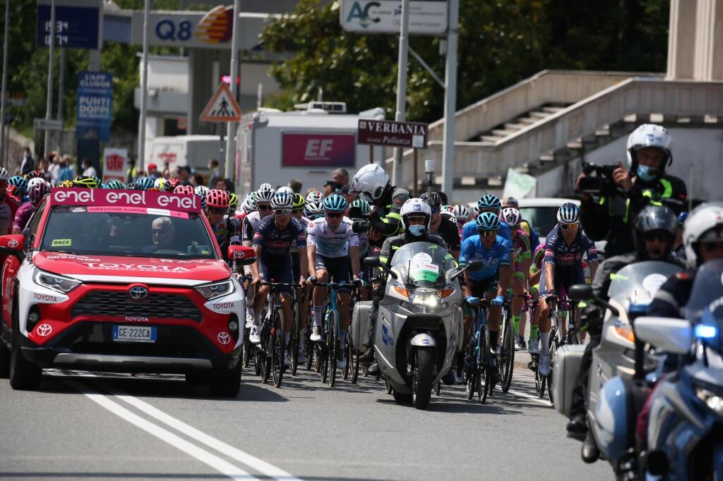 Štart 20. etapy Giro d´Italia vyvolal v mestečku Verbania-Valle Spluga ošiaľ. Stovky fanúšikov vyprevádzali cyklistov na 164-kilometrovú trať.