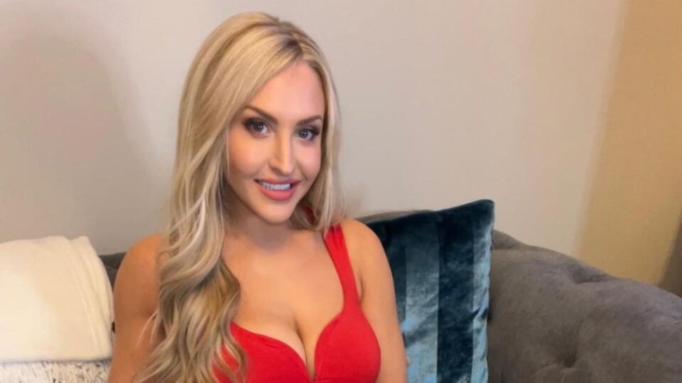Krásna moderátorka Emma Jones