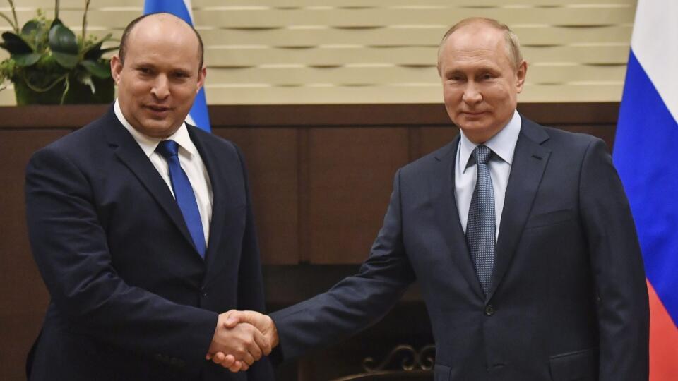 JB 28 Soči - Ruský prezident Vladimir Putin (vpravo) si podáva ruku s izraelským premiérom Naftalim Bennettom pred ich stretnutím v čiernomorskom letovisku v Soči 22. októbra 2021. FOTO TASR/AP
Russian President Vladimir Putin, right, and Israeli Prime Minister Naftali Bennett shake hands during their meeting in Sochi, Russia, Friday, Oct. 22, 2021. Russian President Vladimir Putin hosted Israeli Prime Minister Naftali Bennett Friday for their first meeting, hailing friendly ties between the t