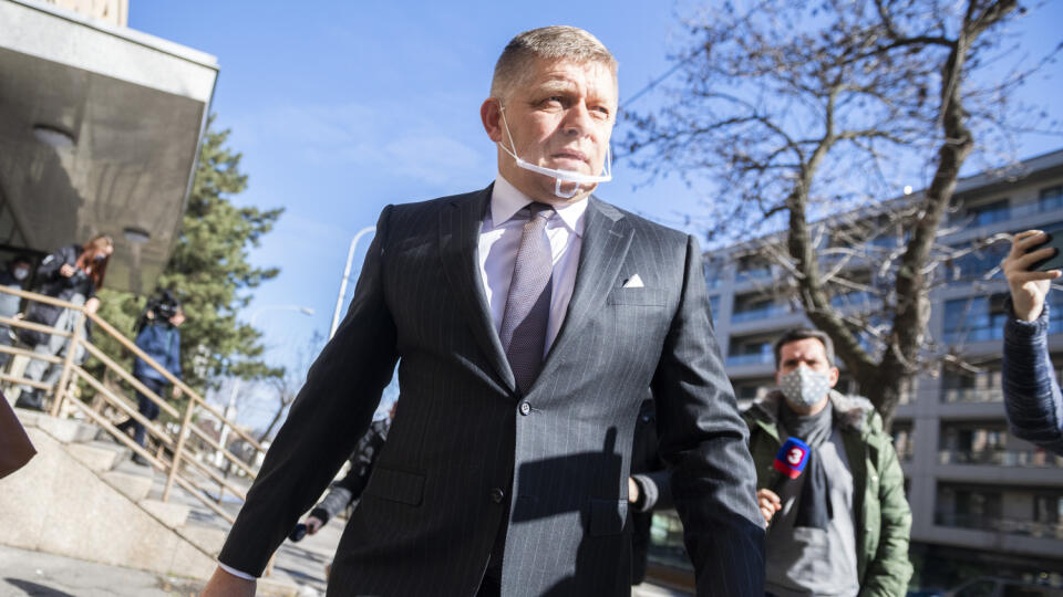 Predseda opozičného Smeru-SD Robert Fico odchádza z budovy Prezídia Policajného zboru 18. februára 2021 v Bratislave. Robert Fico prišiel vo štvrtok doobeda do budovy Prezídia Policajného zboru.