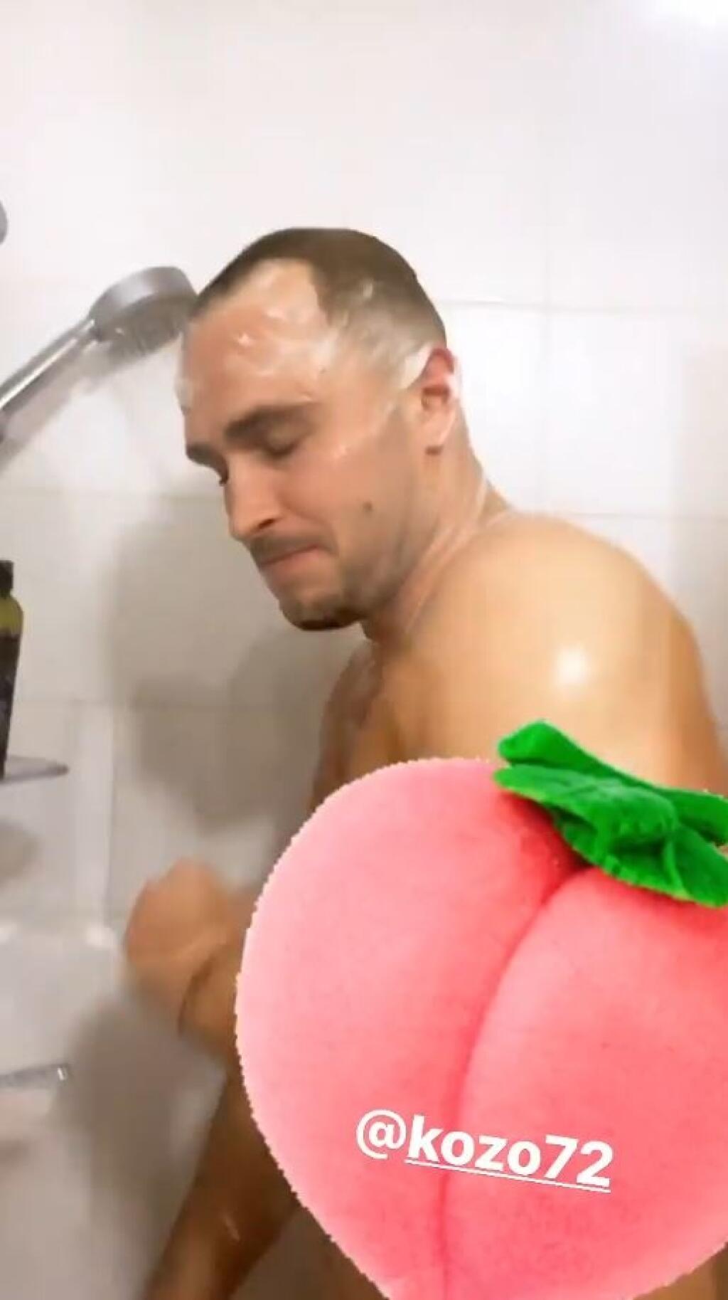 Lukáš a Nela sú poriadne bláznivý párik. Češka natočila svojho priateľa v sprche a zábery dala na internet. Hokejista jej to neskôr vrátil aj s úrokmi.