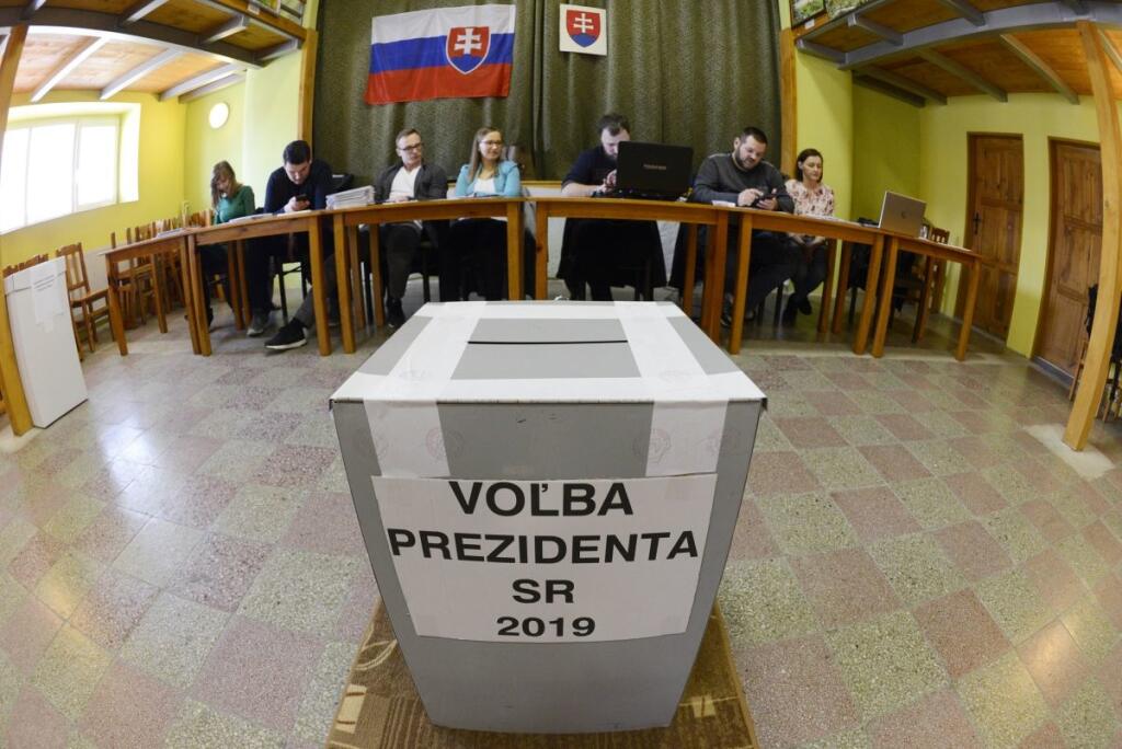 Kovová urna v Medzanoch nahradila kartónovú