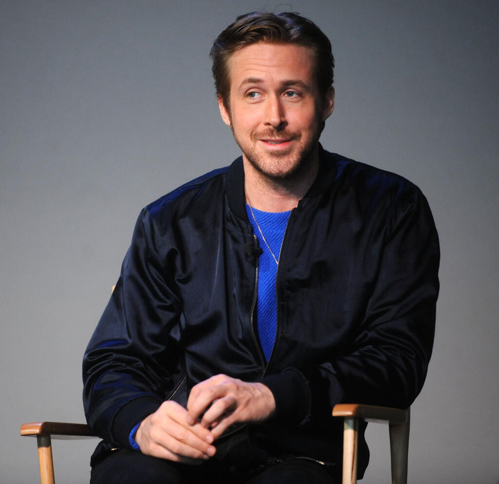 Ryan Gosling (40)
Hollywoodsky krásavec odišiel zo strednej školy, keď mal 17. Už vtedy mal za sebou detské varieté od Disneyho „The Mickey Mouse Club“, po boku napríklad Britney Spears. Pokračoval kanadskými filmami a seriálmi a postupným nájazdom na Hollywood.