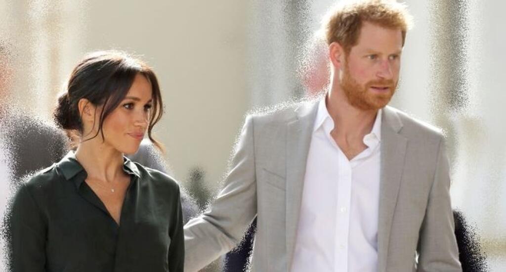 Od svadby ubehli už mesiace. Ceremónia sa konala 19. mája a na svadbu prišli všetky najzvučnejšie mená. Nechýbali ani Beckhamovci, či Oprah Winfrey. Svadbu sledoval celý svet a z americkej herečky, ktorá začínala v šou kde otvárala kufre s výhrou, sa stala vojvodkyňa zo Sussexu. Meghan sa vo svete zapísala ako rebelka, ktorá porušuje kráľovské pravidlá jedna radosť. Pozrite, koľko sa jej ich za krátku dobu podarilo porušiť!
