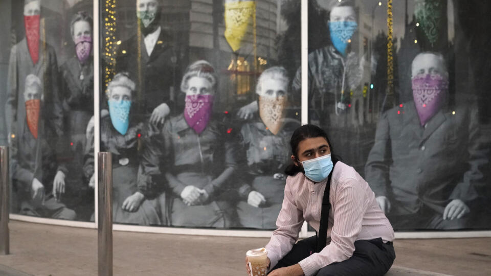WA 8 Beverly Hills - Muž sedí počas prestávky s kávou v ruke pred grafitom s koronavírusovou tématikou v kalifornskom Beverly Hills v stredu 9. decembra 2020. FOTO TASR/AP
lA man takes a coffee break in front of a COVID 19-themed mural, Wednesday, Dec. 9, 2020, in Beverly Hills, Calif. (AP Photo/Marcio Jose Sanchez)