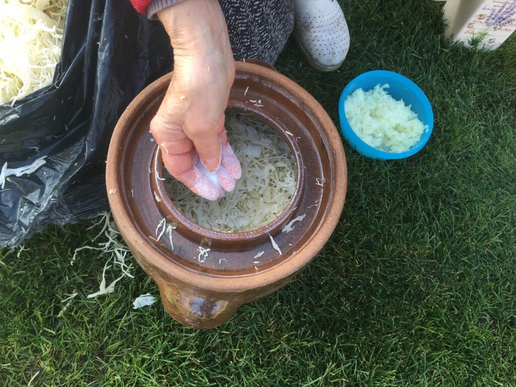 Ingrediencie v súdku môžete vrstviť, alebo ich vopred všetky zmiešať v inej nádobe.