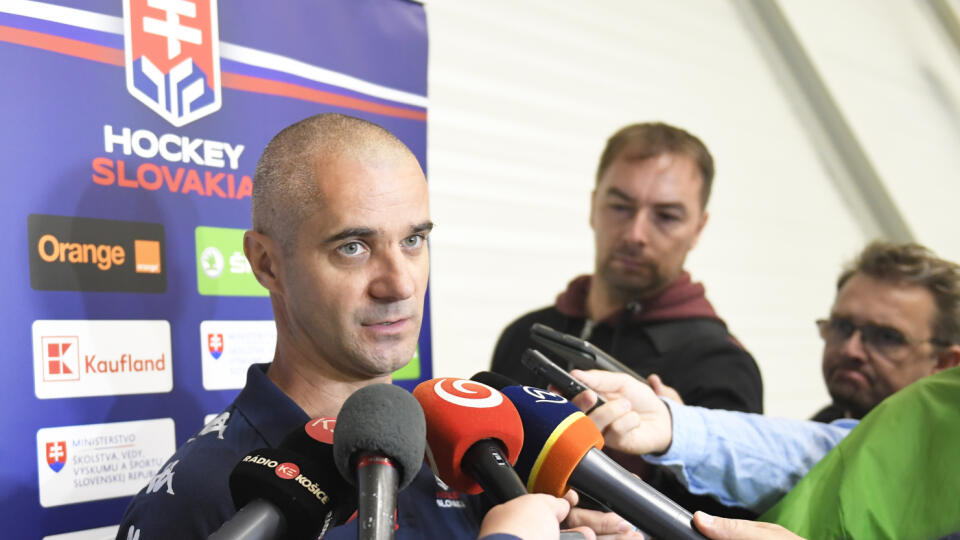 Na snímke tréner Ivan Feneš počas rozhovoru pred tréningom slovenskej reprezentácie do 20 rokov v Poprade v pondelok 25. júla 2022. Juniorský svetového hokejový šampionát sa uskutoční od 9. do 20. augusta v Kanade. Augustový termín je náhrada za MS z prelomu rokov 2021 a 2022, ktoré síce odštartovali, no po štyroch dňoch ich organizátori predčasne ukončili pre priveľa pozitívnych testov na Covid-19. FOTO TASR - František Iván