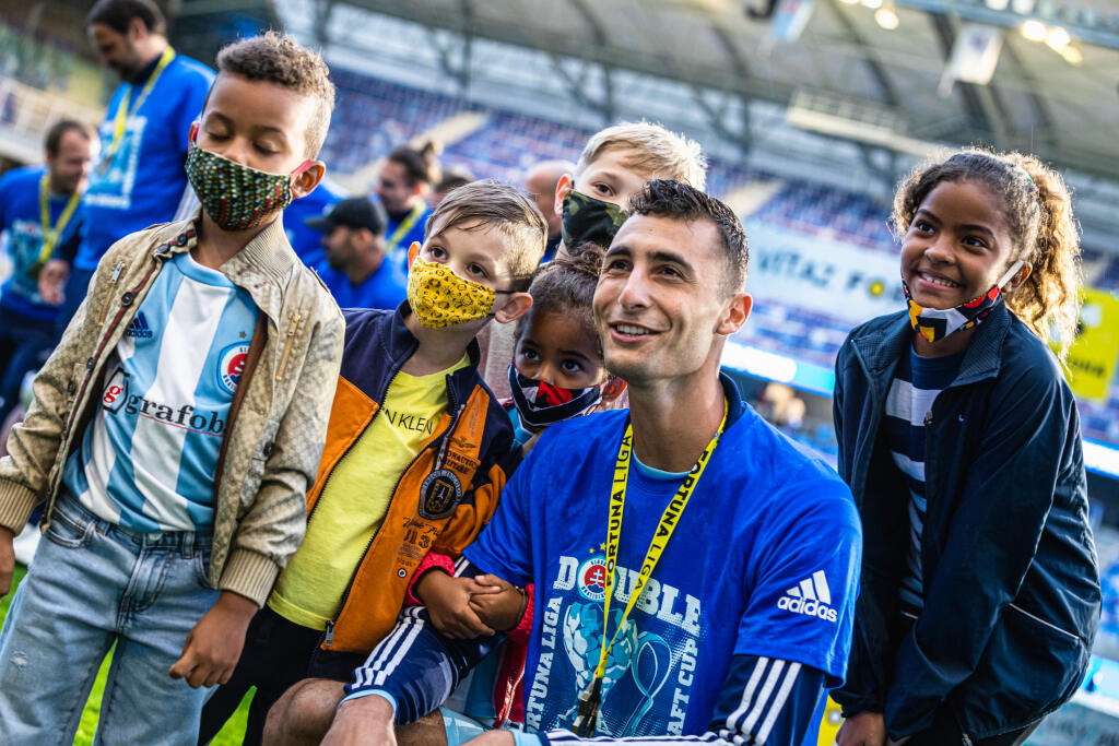 Dominik Greif v obkolesení detí.
