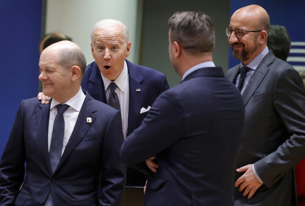 PK 56 Brusel - Na snímke v pozadí vľavo americký prezident Joe Biden chytá rameno nemeckého kancelára Olafa Scholz stojaceho v popredí vľavo na summite Európskej rady v sídle Rady v Bruseli 24. marca 2022. FOTO TASR/AP

U.S. President Joe Biden, second left, touches the shoulder of German Chancellor Olaf Scholz, left, as they arrive for a round table meeting at an EU summit in Brussels, Thursday, March 24, 2022. As the war in Ukraine grinds into a second month, President Joe Biden and Western al