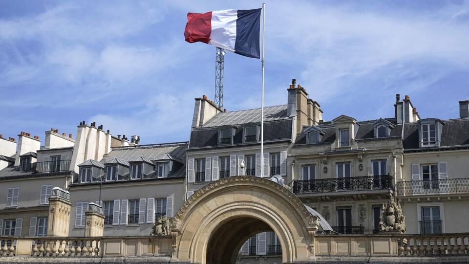 WA 54 Paríž - Francúzska vlajka veje z Elyzejského paláca počas zasadnutia vlády v Paríži v stredu 20. apríla 2022. Centristický francúzsky prezident Emmanuel Macron a šéfka krajnej pravice Marine Le Penová sa v stredu 20. apríla 2022 postavia proti sebe v televíznej politickej debate, ktorá môže byť rozhodujúcou v ich tesnom súboji o prezidentský post vo Francúzsku. Druhé kolo prezidentských volieb vo Francúzsku sa uskutoční v nedeľu 24. apríla 2022. FOTO TASR/AP
The French flag float at the
