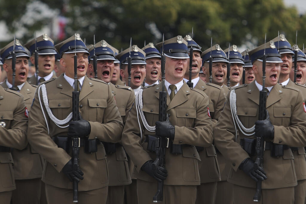 Poľskí vojaci spievajú poľskú hymnu pri príležitosti Dňa armády vo Varšave v pondelok 15. augusta 2022.