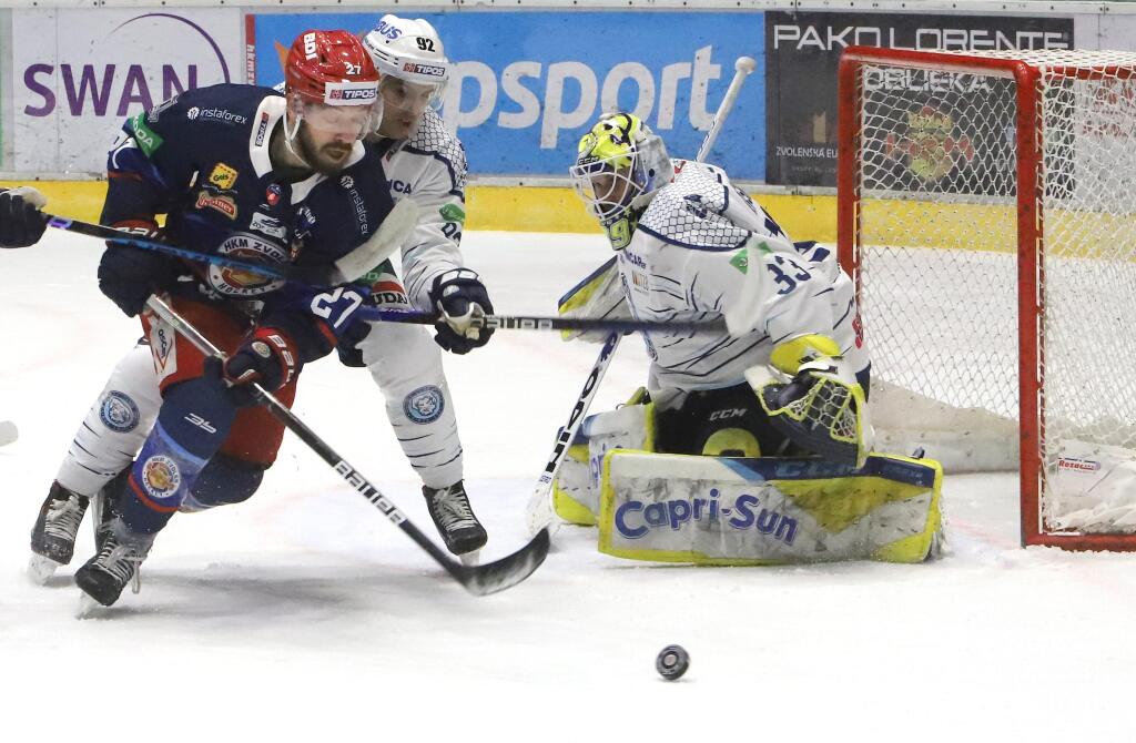 Na snímke zľava Mike Huntebrinker (Zvolen), Sahir Gill (Nitra) a brankár Nitry Libor Kašík bojujú o puk počas zápasu 31. kola Tipos extraligy HKM Zvolen - HK Nitra vo Zvolene v piatok 20. januára 2023.