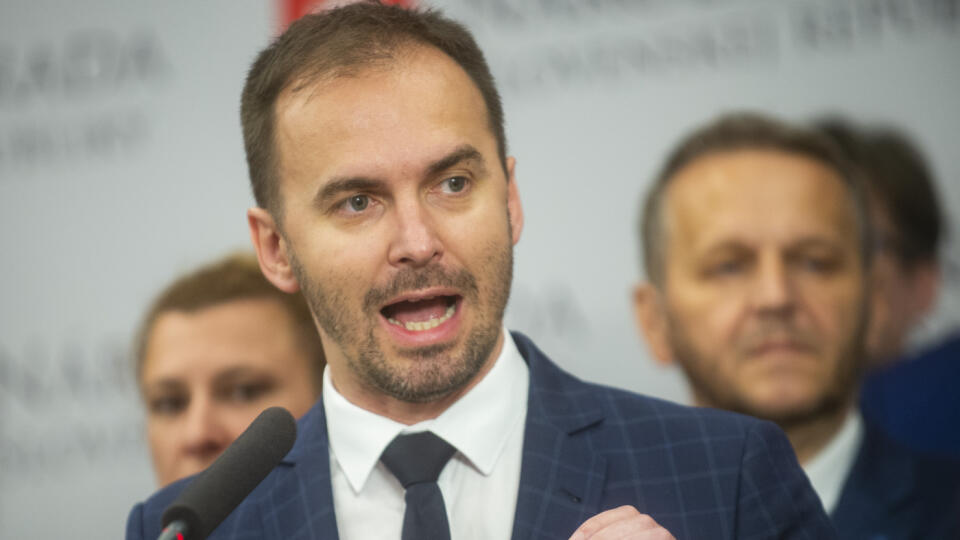Na snímke poslanec NR SR Michal Šipoš (OĽaNO) spolu s členmi poslaneckého klubu OĽaNO počas tlačovej konferencie k neotvoreniu 72. schôdze Národnej rady SR 14. septembra 2022 v Bratislave. FOTO TASR - Jakub Kotian