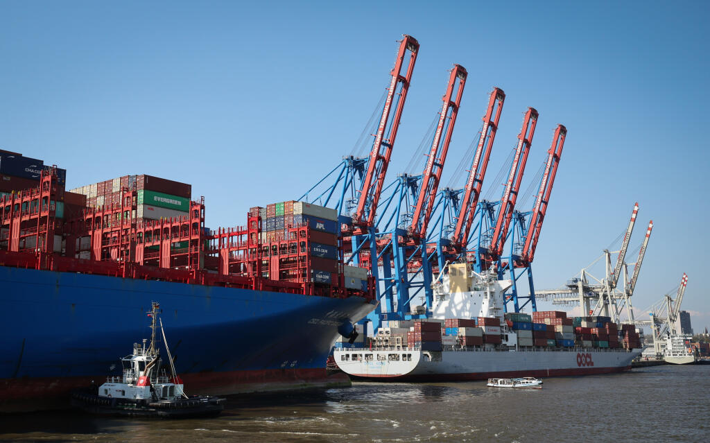 WA 39 archív Hamburg - Na archívnej snímke zo 17. apríla 2023 kontajnerové lode kotvia v prístave v Hamburgu. Export Nemecka zaznamenal v marci pokles, tempo poklesu dovozu však bolo výraznejšie. Výsledkom bol rast obchodného prebytku na najvyššiu hodnotu za viac než dva roky. Poukázali na to vo štvrtok zverejnené údaje nemeckého štatistického úradu Destatis. FOTO TASR/DPA


ARCHIV - 17.04.2023, Hamburg: Containerschiffe liegen am Terminal Tollerort der Hamburger Hafen und Logistik AG (HHLA). Da