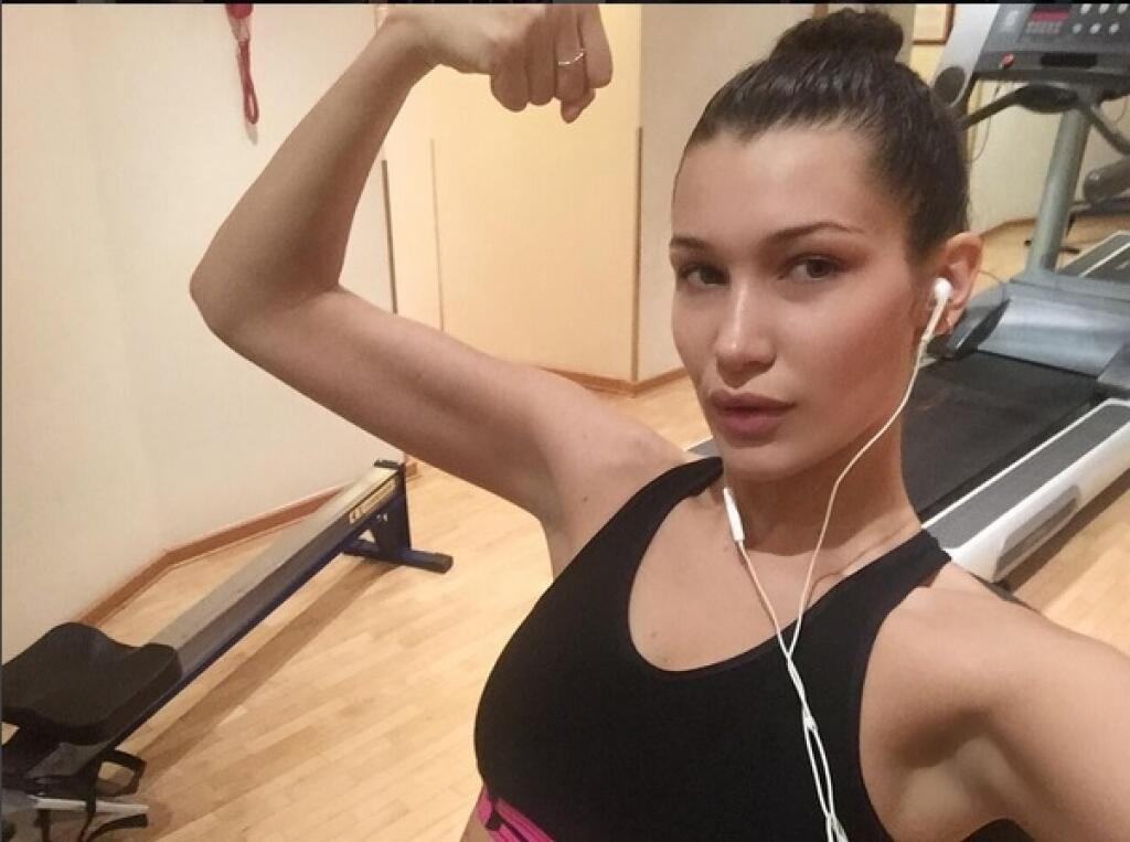 Americká modelka Bella Hadid sa svojim obľúbeným jedlom podelila s celým svetom na sociálnych sieťach. „Moje jedlo každý deň,“ napísala k tanieru, na ktorom bol grilovaný syr, opekané zemiaky a trochu kečupu. To, či si na ňom skutočne pochutnáva každý deň, zostane tajomstvom. Bez problémov si však dá aj pizzu.