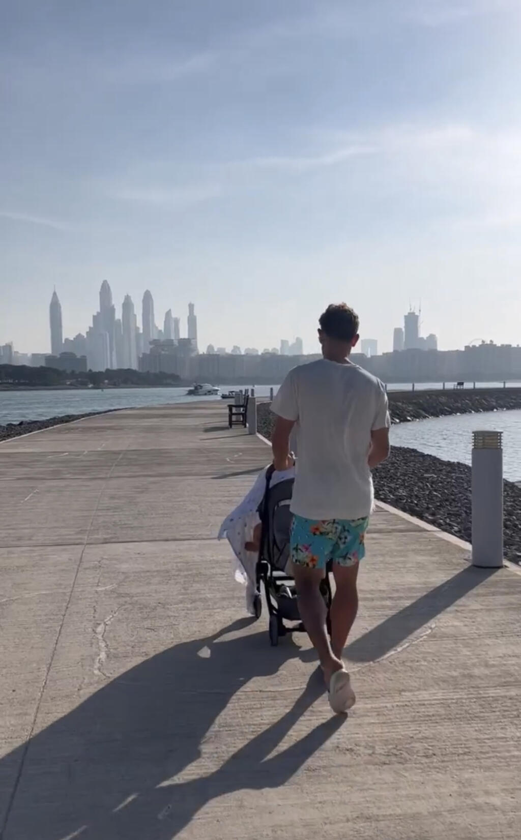 Do Dubaja prišiel aj ďalší slovenský futbalista Patrik Hrošovský. Takto kočíkoval na promenáde svojho synčeka Alexandra.