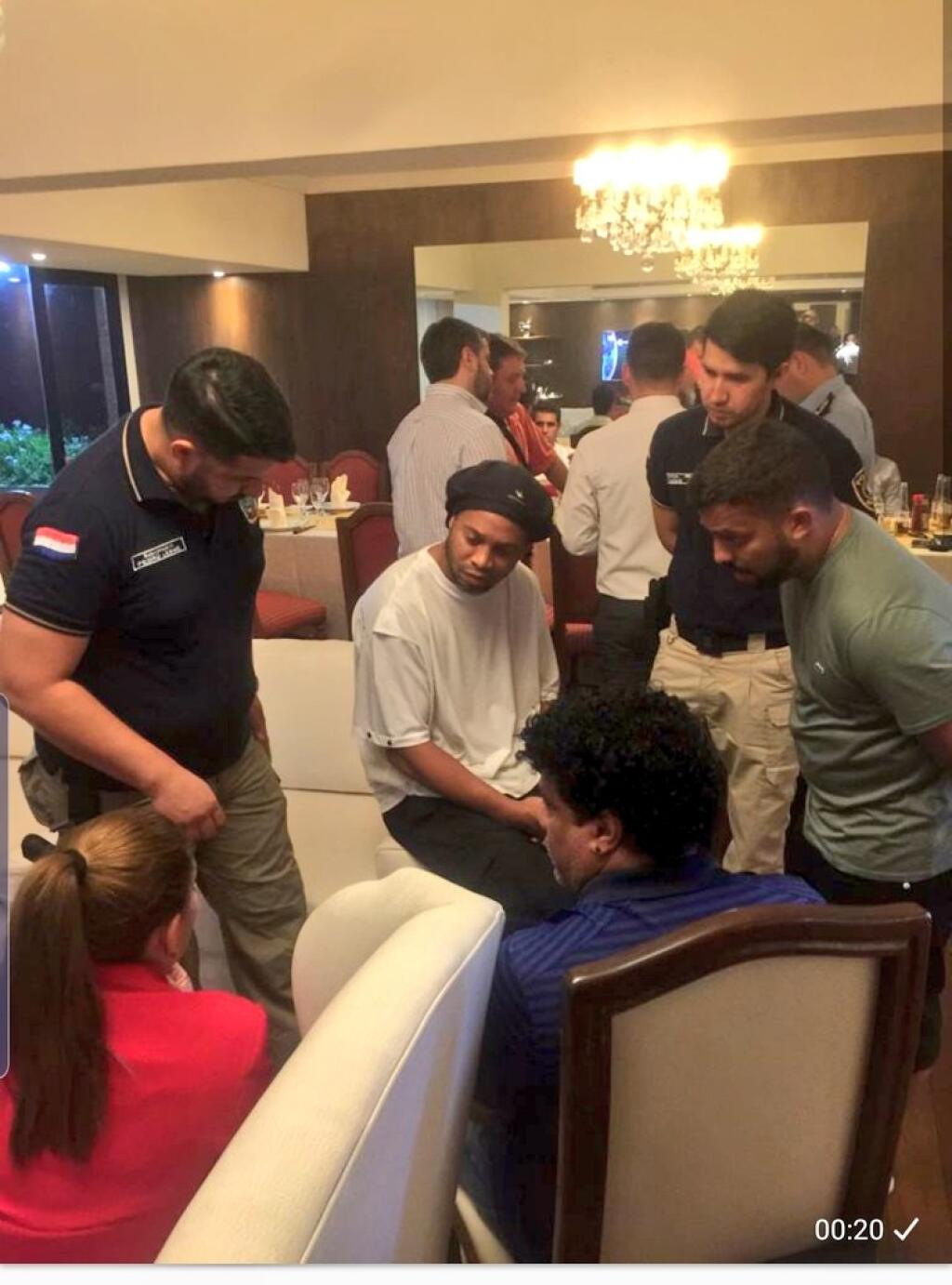 Ronaldinha zatkli priamo v luxusnom hoteli, kde bol ubytovaný spolu s bratom.
