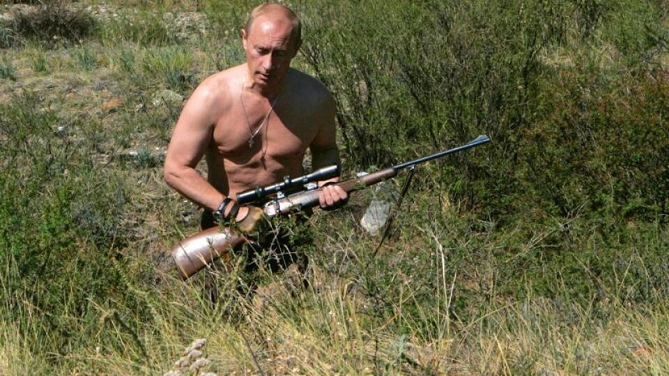 Idol žien? Drsňák Vladimir Putin na love a hore bez.