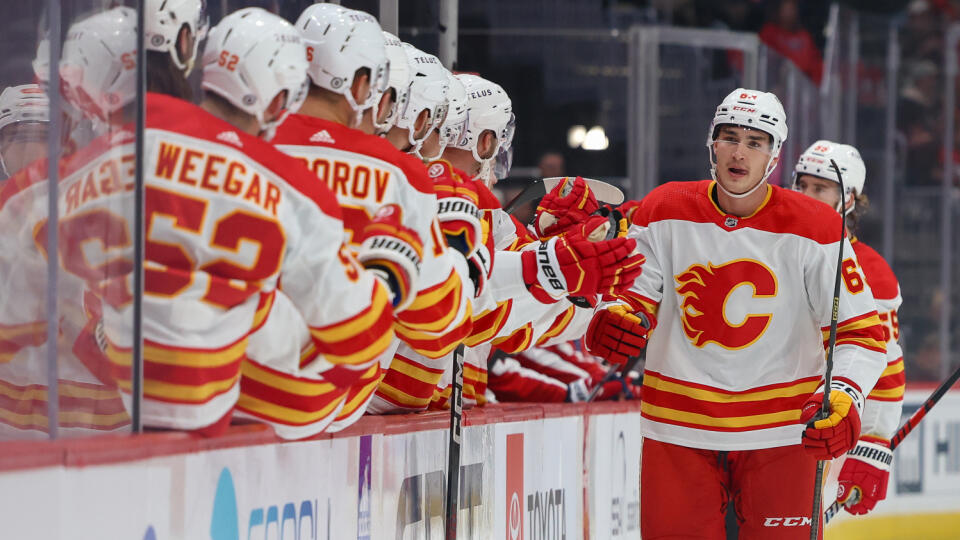 Adam Ružička v drese Calgary Flames.