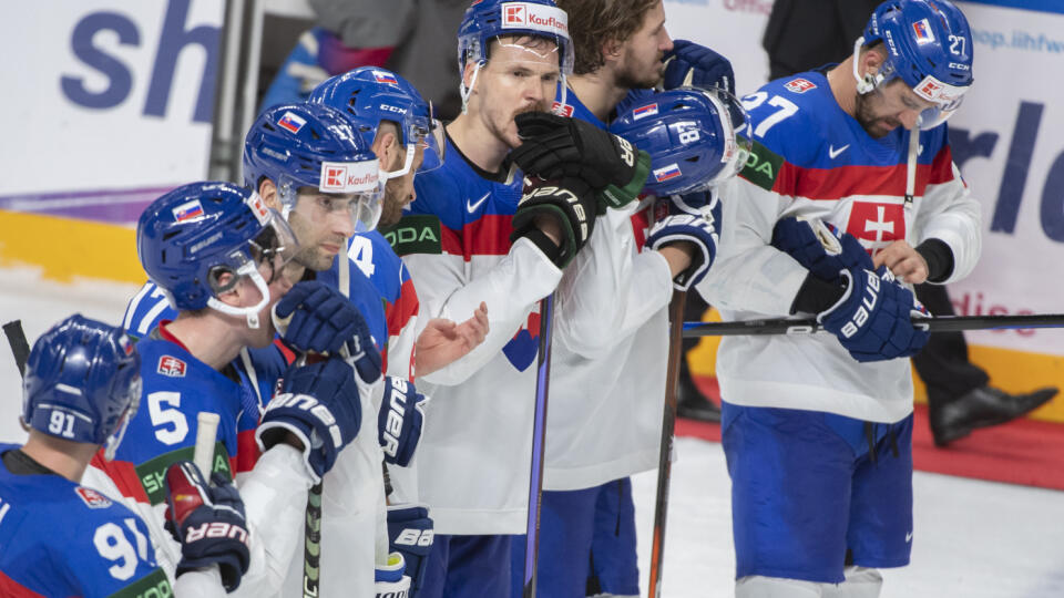 Na snímke slovenskí hokejisti po prehre 2:4 v zápase základnej B- skupiny Švajčiarsko - Slovensko na 86. majstrovstvách sveta v ľadovom hokeji 18. mája 2023 v lotyšskej Rige. FOTO TASR - Martin Baumann