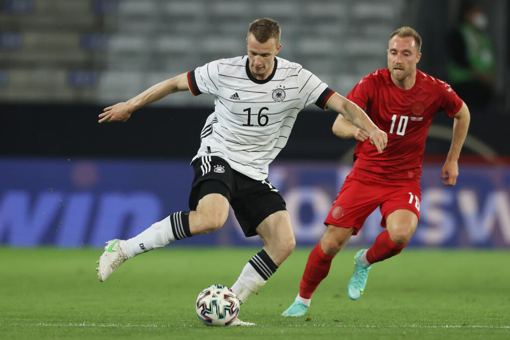 Sobotný zápas majstrovstiev Európy medzi futbalistami Dánska a Fínska v Kodani prerušili v závere prvého polčasu po kolapse domáceho hráča Christiana Eriksena.