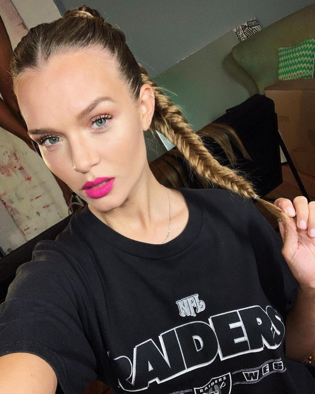 Josephine Skriver rada provokuje vo farbách a s logom tímu Raiders.