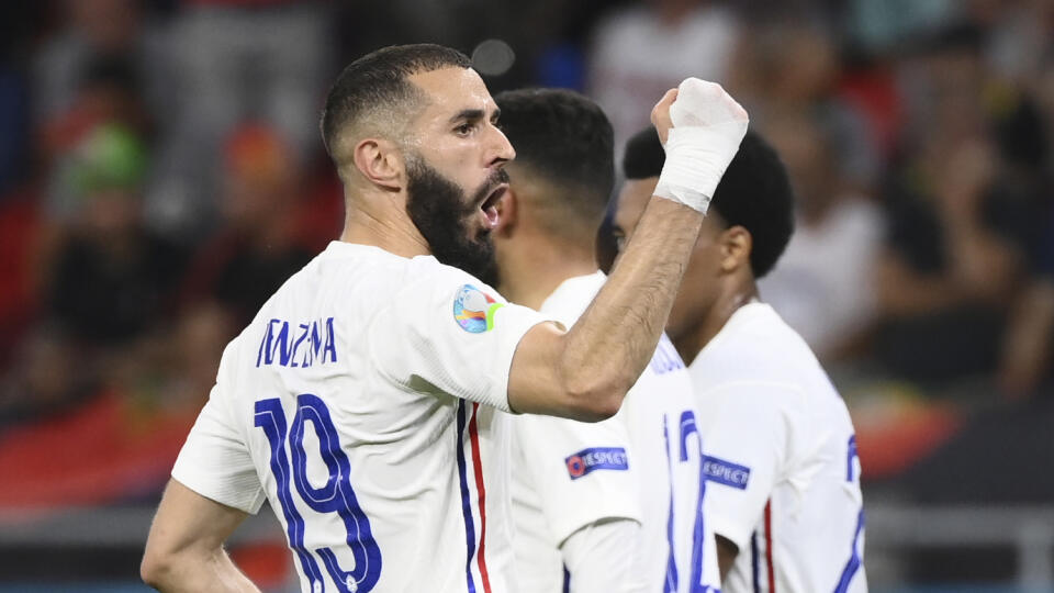 Futbalista Francúzska Karim Benzema sa teší z vyrovnávajúceho gólu na 1:1, ktorý strelil zo značky pokutového kopu v zápase základnej F-skupiny Portugalsko - Francúzsko na ME vo futbale v Budapešti 23. júna 2021.