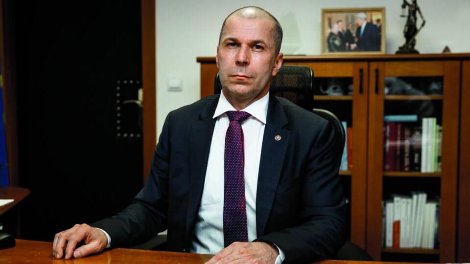 POLICAJNÝ PREZIDENT
Peter Kovařík dal už v pondelok vyhlásiť výberové konanie na šéfa NAKA. Zároveň bude hľadať jeho zástupcu a šéfa bratislavského odboru.