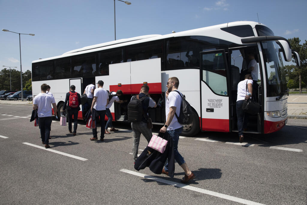 Slovenskí hokejisti po prílete nasadli do autobusu a môžu si užiť zaslúžene voľno po náročnej sezóne.