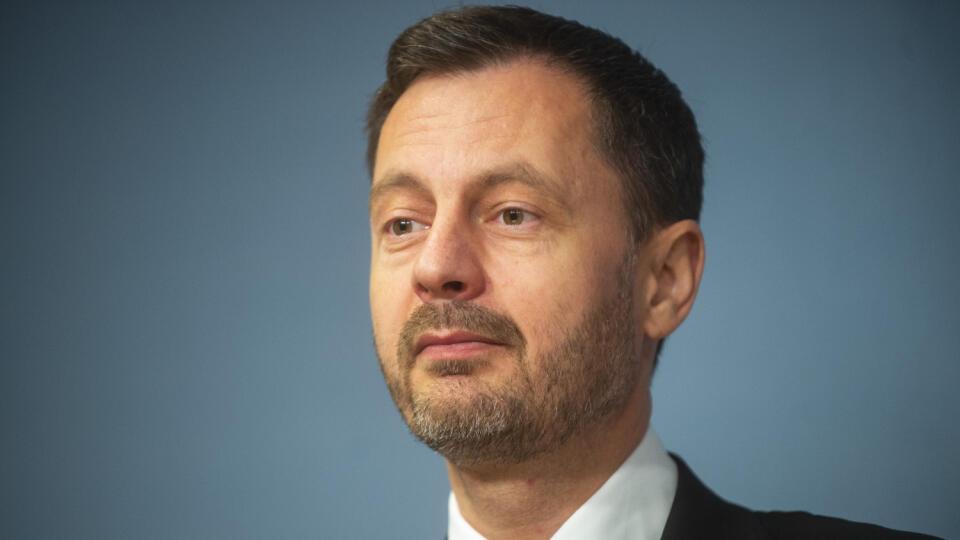 Na snímke slovenský premiér Eduard Heger (OĽaNO) počas tlačovej konferencie s fínskou premiérkou Sannou Marinovou 10. novembra 2022 v Helsinkách. FOTO TASR - Jakub Kotian