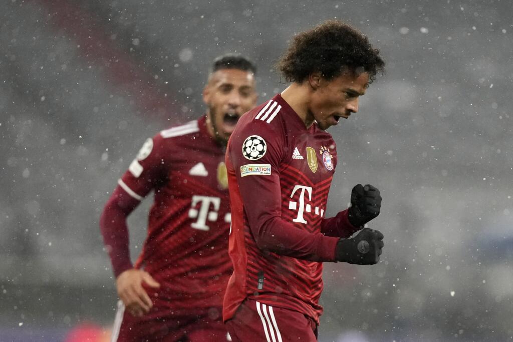 Hráč Bayernu Leroy Sane oslavuje po tom, ako strelil druhý gól v zápase E-skupiny Ligy majstrov Bayern Mníchov - FC Barcelona v Mníchove 8. decembra 2021. FOTO TASR/AP