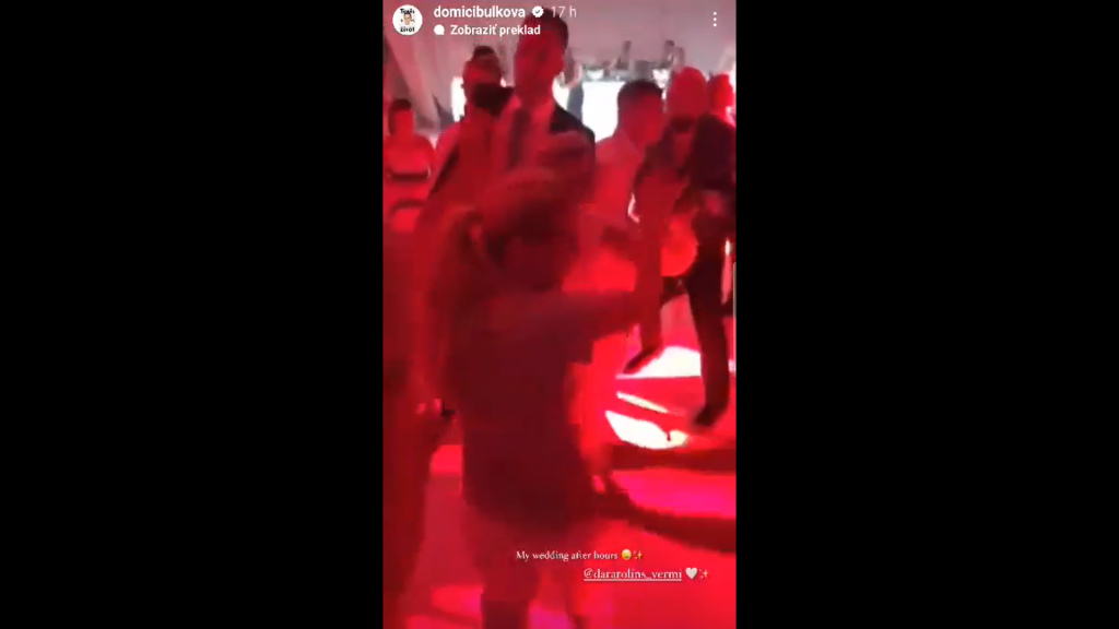 Takýmto trsaním na vlastnej svadbe vo videu Dominika zablahoželala Dare na sociálnej sieti.