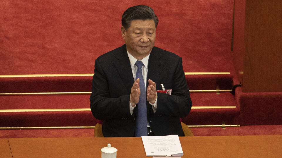 JB 32 Peking - Čínsky prezident Si Ťin-pching tlieska počas druhého plenárneho zasadnutia Čínskeho národného ľudového kongresu (NPC) v Pekingu 25. mája 2020. Na tohtoročnom zasadnutí národného parlamentu budú podľa očakávania dominovať ekonomické témy a zdravotná starostlivosť. Zasadnutie sa koná v čase zhoršeného napätia so Spojenými štátmi v obchodnej a politickej oblasti v súvislosti s pandémiou koronavírusu. FOTO TASR/AP
Chinese President Xi Jinping applauds during the second plenary sessio
