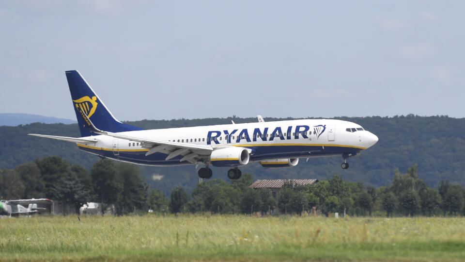 Najväčšie európske nízkonákladové aerolínie Ryanair spustili od pondelka novú leteckú linku Košice – Praha. Z košického letiska ju budú prevádzkovať dvakrát týždenne, v pondelok a v piatok. Na snímke pristávanie novej linky z Prahy v Košiciach 3. augusta 2020. FOTO TASR – František Iván