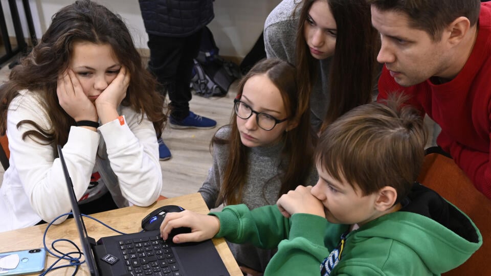 Viac ako pol stovky mladých reportérov pre životné prostredie z 12 škôl z celého Slovenska sa stretlo 27. novembra 2019 v Trenčíne na historicky najväčšom celodennom workshope. Zdokonaľovali sa v tvorbe videoreportáží a zároveň navrhovali konkrétne riešenia pre lepšiu kvalitu života v centre mesta. Na snímke mladí reportéri tvoria reportáže v centre Trenčína. FOTO TASR - Radovan Stoklasa
