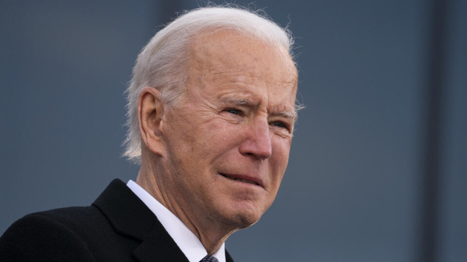 KK5 New Castle - Novozvolený amrický prezident Joe Biden plače počas svojho prejavu 19. januára 2021 v americkom meste New Castle. Novozvolený prezident USA Joe Biden predniesol v utorok emotívny rozlúčkový prejav. Potláčal slzy, keď spomínal na zosnulého syna a ďakoval svojmu štátu Delaware, kde doteraz žil. Biden potom odcestoval do hlavného mesta Washington, kde bude v stredu inaugurovaný ako 46. prezident USA, informovala tlačová agentúra DPA. FOTO TASR/AP
President-elect Joe Biden tears up
