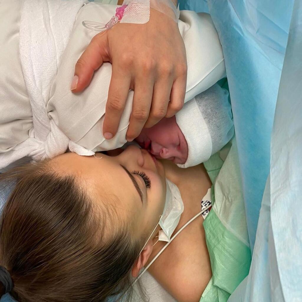 Uzbecký bojovník Makhmud Muradov a česká speváčka Monika Bagárová sa tešia z príchodu dcérky Rumie. Pochválili sa záberom pár sekúnd po pôrode.