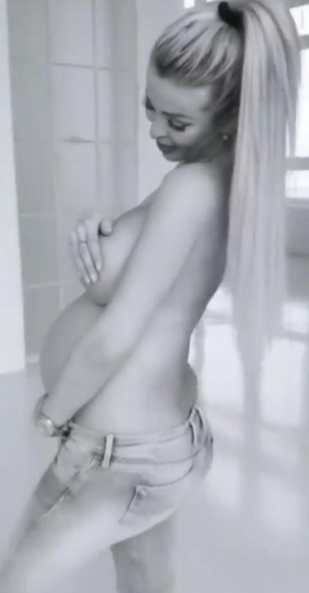 Ceterová, ktorá v minulosti nafotila divoké zábery pre Playboy, sa opäť postavila obnažená pred fotoobjektív a neprekážalo jej ani tehotenské brucho.