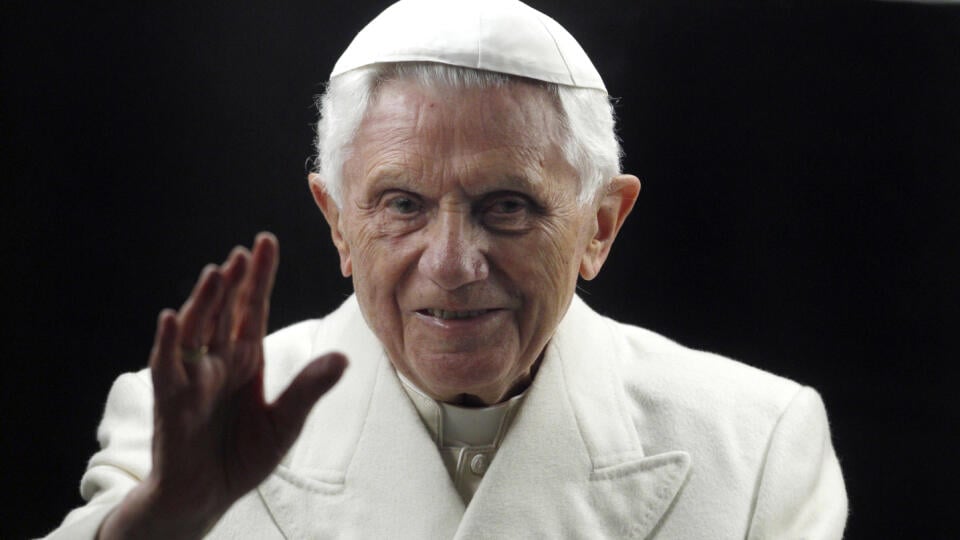 Na archívnej snímke z 31. decembra 2011 pápež Benedikt XVI. máva veriacim, keď prichádza na Námestie sv. Petra vo Vatikáne, aby požehnal betlehem. Emeritný pápež Benedikt XVI. zomrel vo veku 95 rokov v sobotu 31. decembra 2022. Oznámil to Vatikán, informuje TASR. FOTO TASR/AP