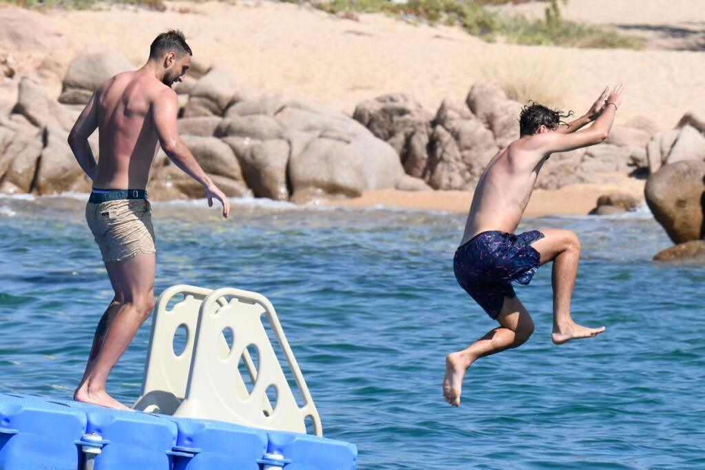 Donnarumma si užíva na dovolenke na Sardínii, spoločnosť mu robí sexi priateľka Alessia, ale aj reprezentačný spoluhráč Locatelli s jeho priateľkou.