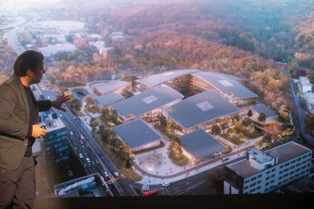 Na snímke vľavo zakladateľ a kreatívny partner spoločnosti BIG Bjarke Ingels počas prezentácie aktuálneho stavu projektu ESET Campus 24. novembra 2021 v Bratislave. FOTO TASR - Jakub Kotian