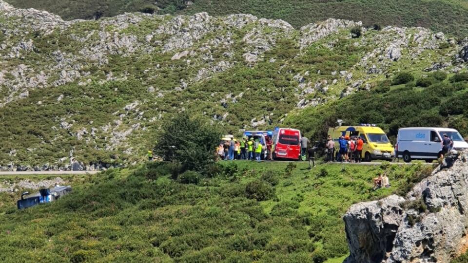 Ausobus v Španielsku sa zrútil z horskej cesty.