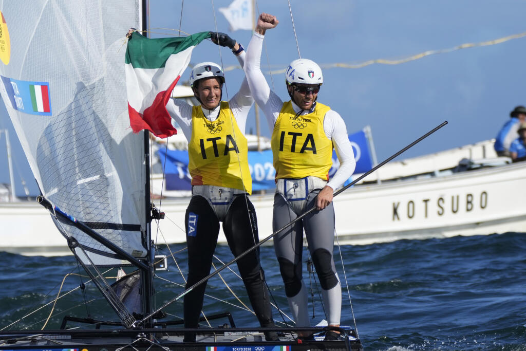 EBE 27 Fudžisawa - Na snímke talianski jachtári Ruggero Tita (vpravo) s Caterinou Bantiovou získali na XXXII. letných OH 2020 v Tokiu zlatú medailu v triede Nacra 17 v utorok 13. augusta 2021. FOTO TASR/AP
Italy's Ruggero Tita and Caterina Banti celebrate after placing first in the mixed Nacra 17 medal race at the 2020 Summer Olympics, Tuesday, Aug. 3, 2021, in Fujisawa, Japan. (AP Photo/Bernat Armangue)