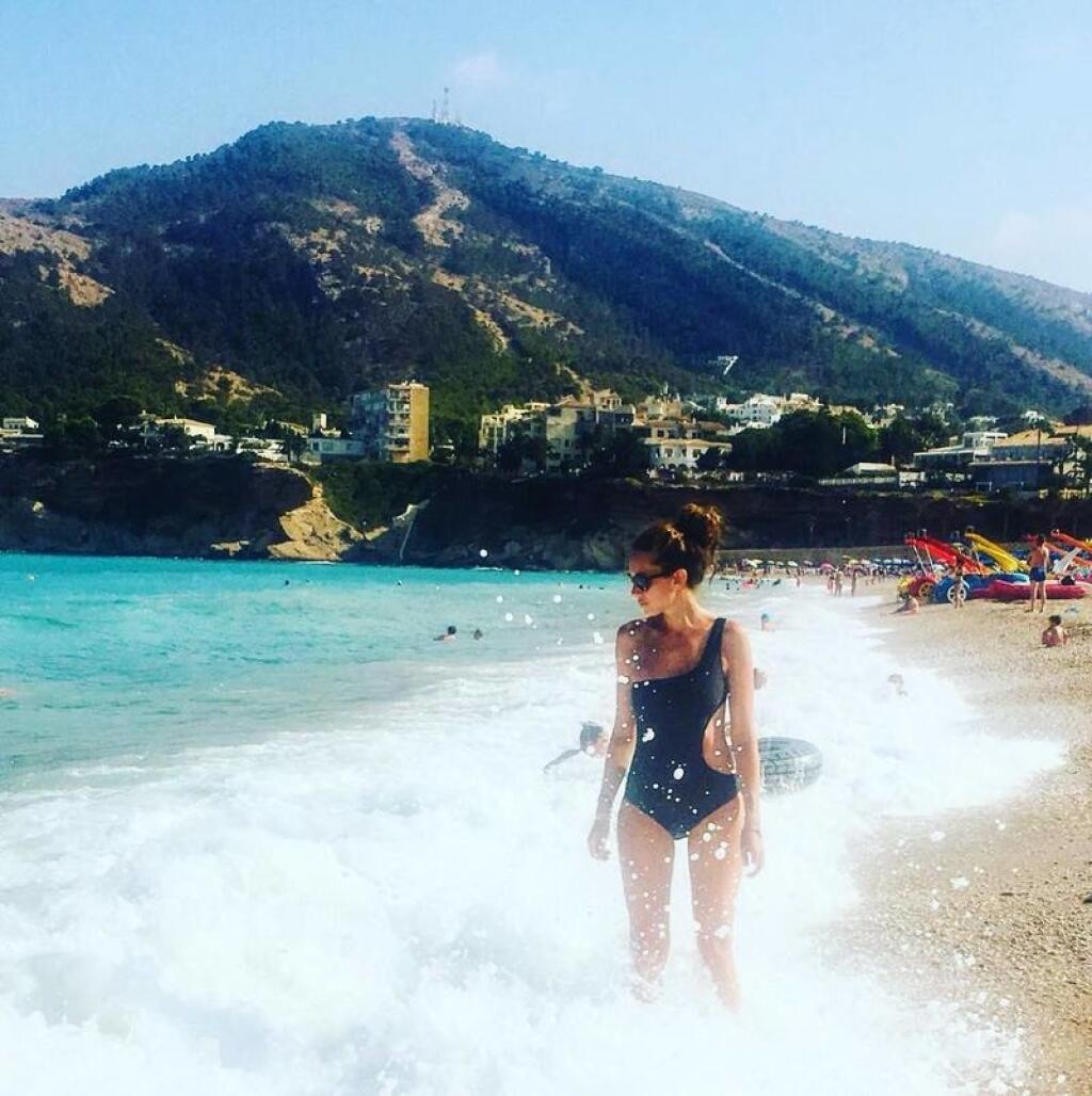 Na konci Vuelty sa okolo Saganovho tímu krútila sympatická Laura. Tá sa fotila pri oslavách konca pretekov. Navyše, Laura, ktorá sa pochválila dňom s Borou na instagrame, sa náramne podobá na Peťovu manželku Katarínu. Snáď si ju s ňou nikto nepomýlil.