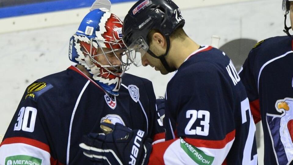 Zľava brankár Denis Godla a Andrej Kudrna (Slovan) pred zápasom hokejovej KHL HC Slovan Bratislava - Dinamo Moskva 17. januára 2015