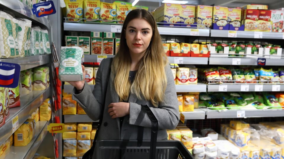 Na snímke nákup potravín v obchodde Billa.