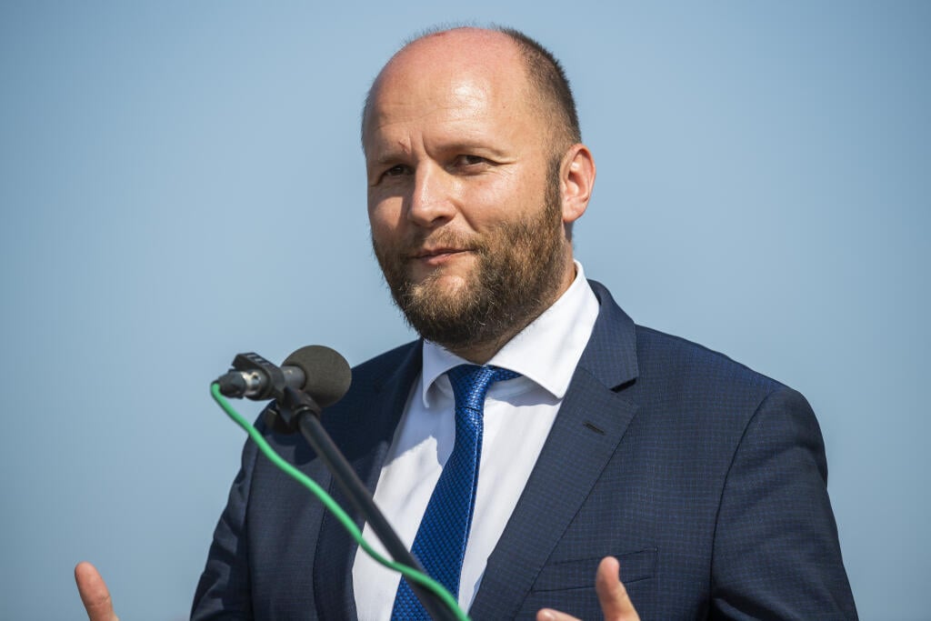 Na snímke minister obrany SR Jaroslav Naď počas tlačovej konferencie po podpise Dohody o ochrane vzdušného priestoru Slovenskej republike počas 11. ročníka Medzinárodných leteckých dní SIAF v priestoroch Leteckej základne Malacky-Kuchyňa v sobotu 27. augusta 2022. Ochranu vzdušného priestoru Slovenskej republiky prevezmú po uzemnení stíhacích lietadiel MiG-29 Česká republika a Poľsko. FOTO TASR - Jaroslav Novák